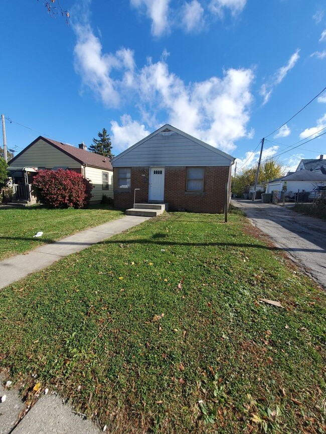 Building Photo - 2 Bedroom Single Family - Brand new Flooring