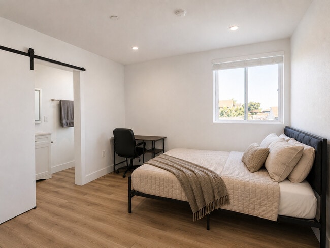 Photo - 1530 W 37th St -- Housing near USC/Ktown