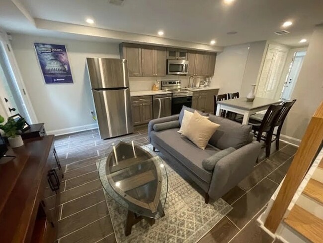 Building Photo - 331 W St NE Unit Basement