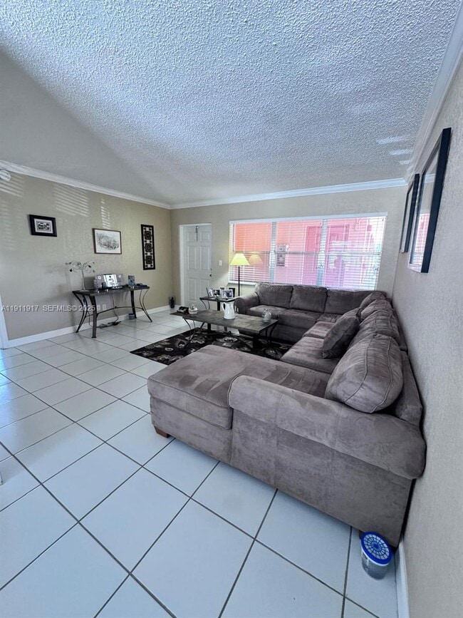 Photo - 2451 NE 49th St Unidad 213