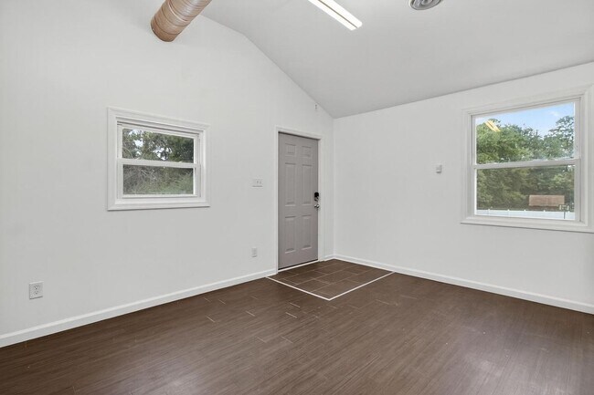 Photo - 837 Romney Ln