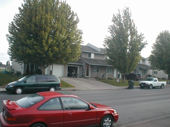 Building Photo - 1668 SW Fellows St Rental
