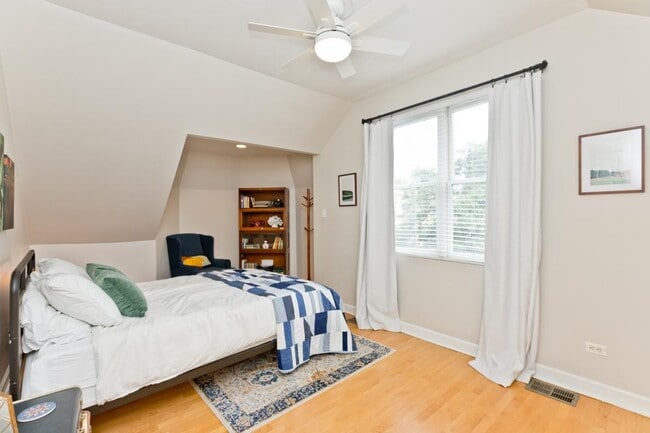 Photo - 3 bedroom in Chicago IL 60613 Unit 2F
