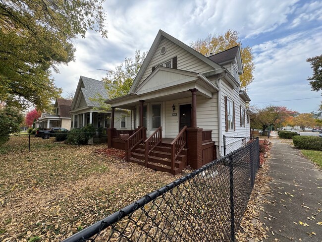 Charming 2 Bed, 1.5 Bath House with Ample ... - Charming 2 Bed, 1.5 Bath House with Ample ...