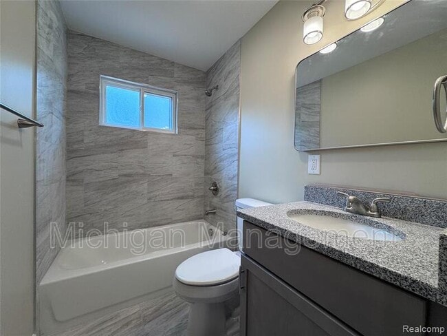 Photo - 21104 Inkster Rd