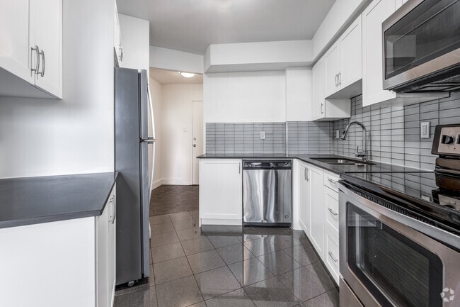 2BR, 1BA - 982SF - Kitchen