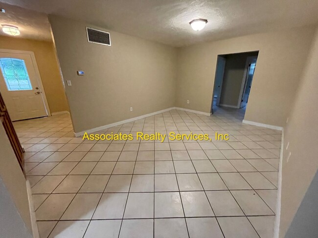 Photo - 3/2 North West!- 2 Weeks Free rent with im...
