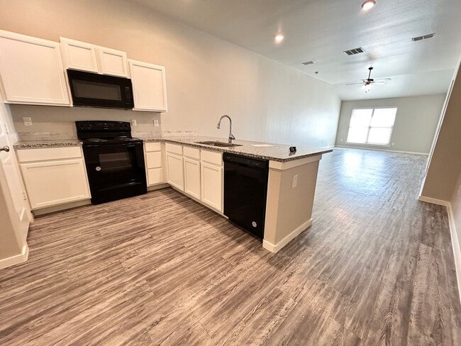 Photo - 3 bed 2 bath Duplex Available