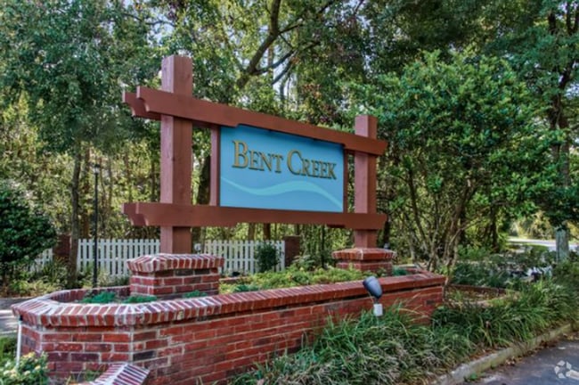 Building Photo - Sprawling Brick Home, Beautiful Water View...