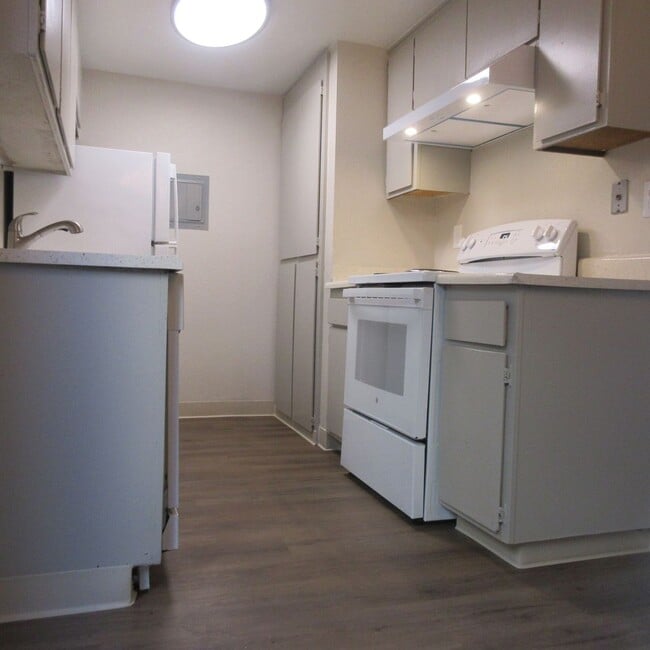 Photo - AVAILABLE NOW! Charming and Spacious Townhouse in Great Midtown Location! Unit 1411-3