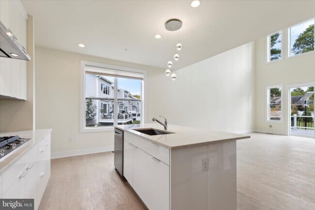 Photo - 674 Levering St