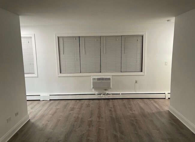 Living Area - Facing Exterior Wall - 426 W Barry Ave Unit 212