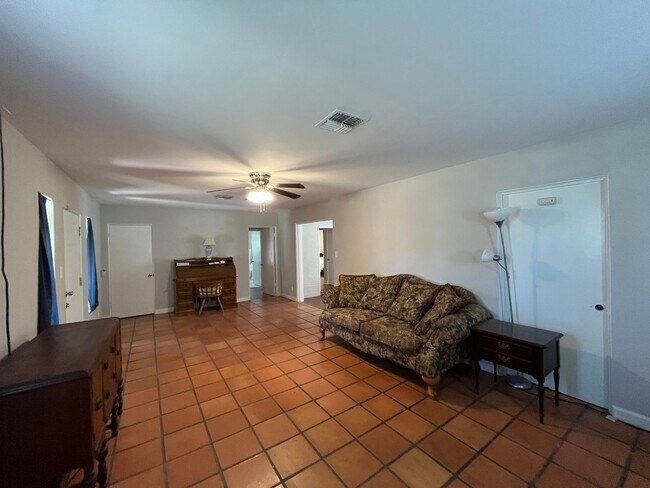 Photo - HOUSE AND BACK APARTMENT ON LARGE LOT!!