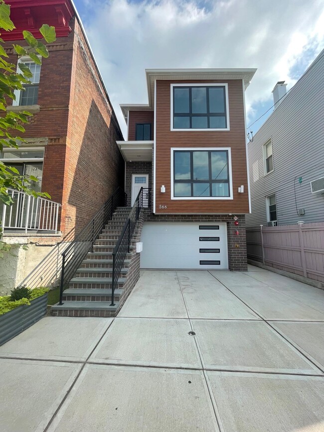 Building Photo - 566 57th St Unit 2 Rental