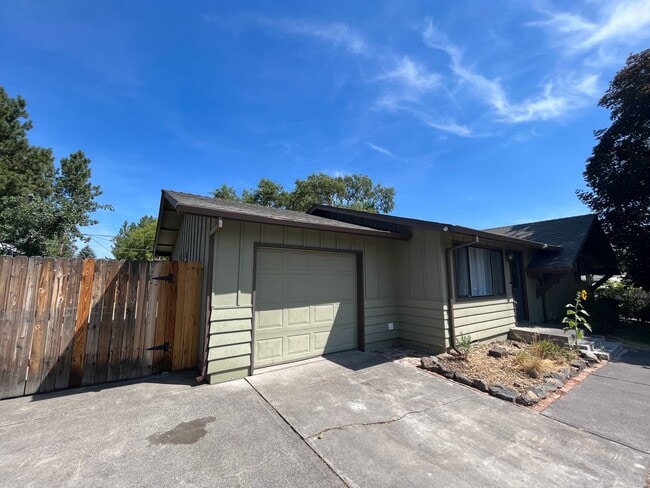 1302 NE Dempsey Dr