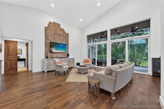 2001 NW Laurel Oak Ln