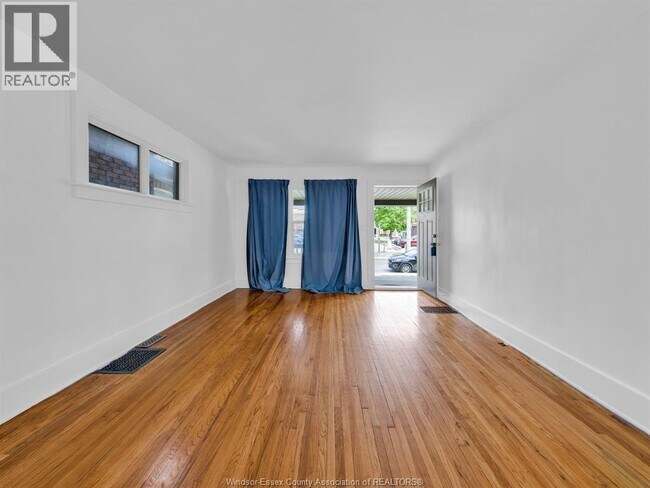 Photo - 973 Pelissier St