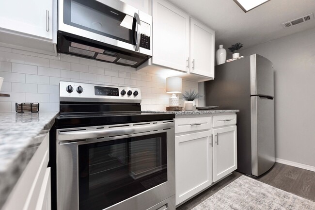 Electrodomésticos de acero inoxidable y encimeras de granito - The Huntley Apartment Homes