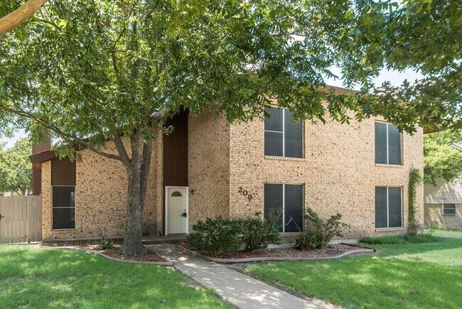 Building Photo - Duplex in Richardson ISD
