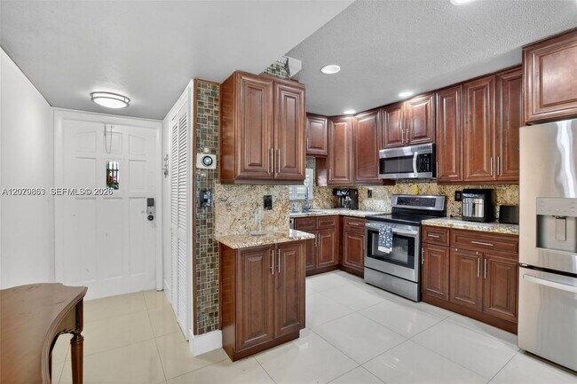 Building Photo - 8941 S Hollybrook Blvd Unit 205