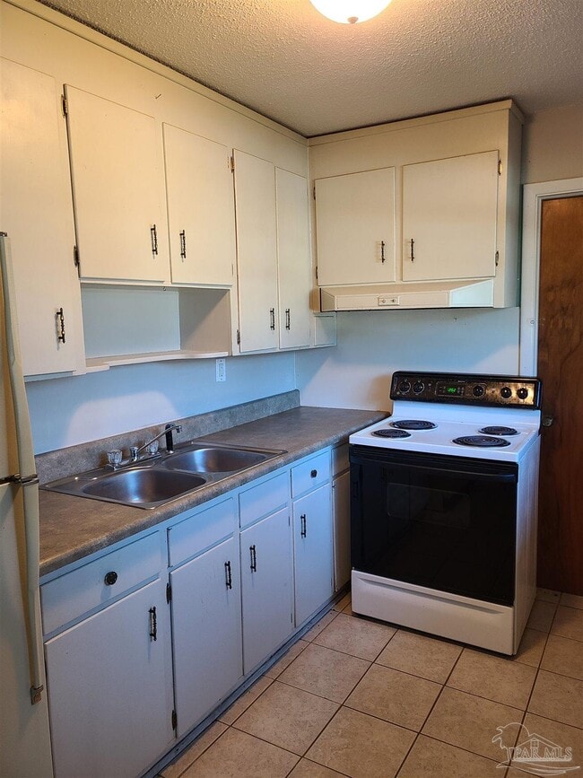 Photo - 7758 Kipling St