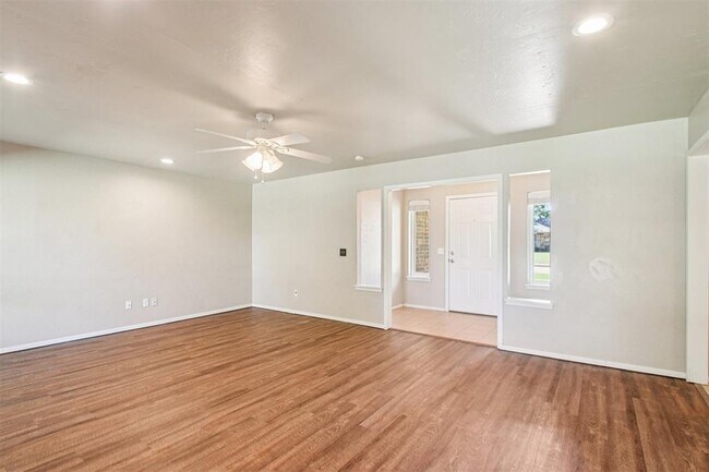 Photo - 101 W Vail Dr