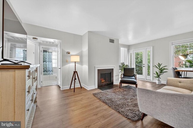 Building Photo - 1209 N Pitt St Unit 2B Rental