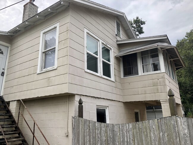 Building Photo - Awesome location for Garage Apartment
