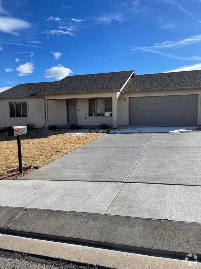 Building Photo - 3 Bedroom 2 Bath With a 2 car garage Rental