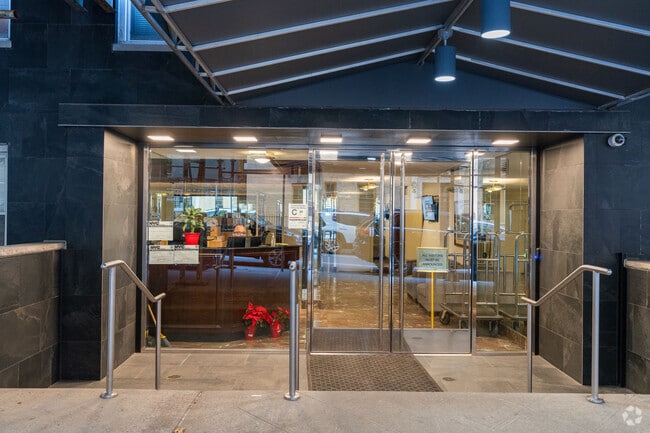 Photo - 435 E 65th St