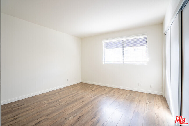 Building Photo - 326 S Manhattan Pl Rental