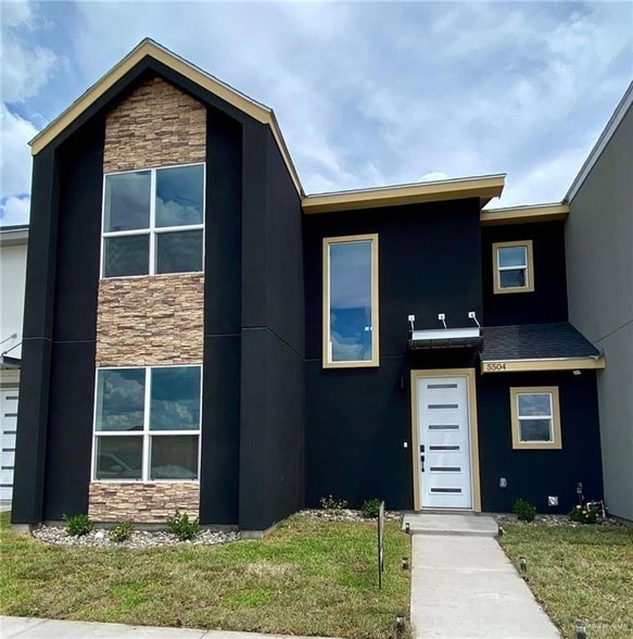 Building Photo - 5504 N Crown Point