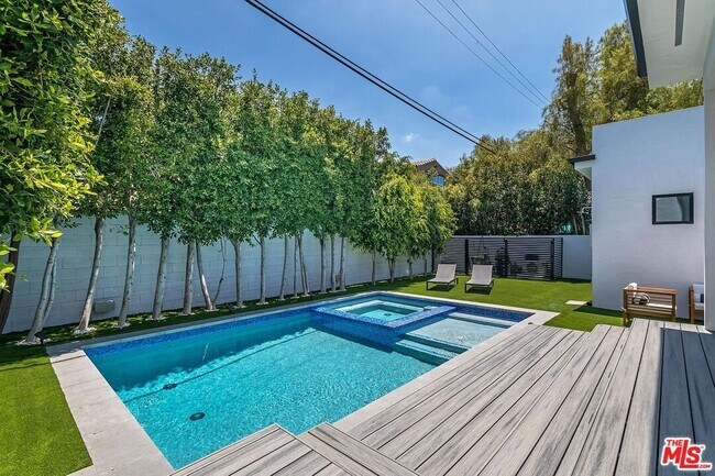 1948 S Point View St