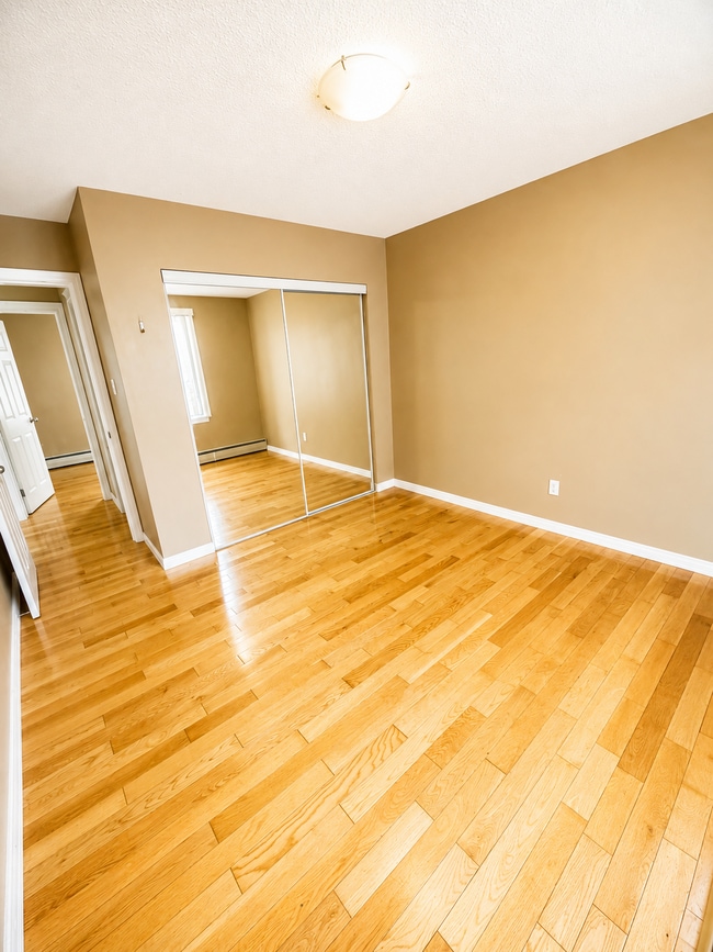 Photo - 10230-114 114 St NW