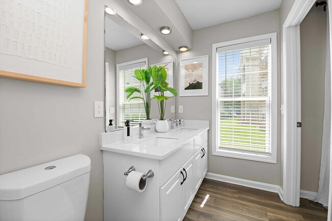 Photo - Avana Avebury