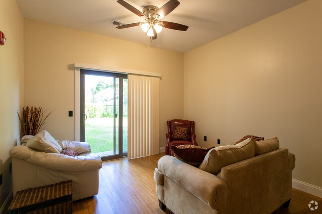 62 Roxbury St Living Room