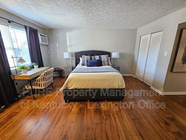 Photo - 256 Lyndhurst Pl