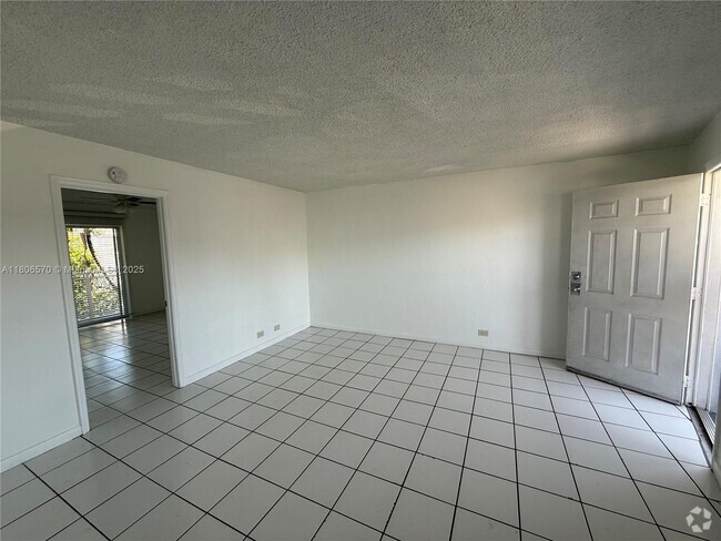 Building Photo - 1610 NW N River Dr Unit 302 Rental