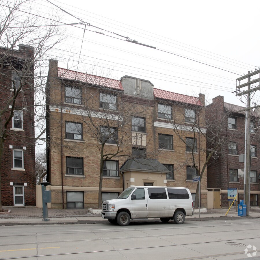 Photo - 2451 Queen St E