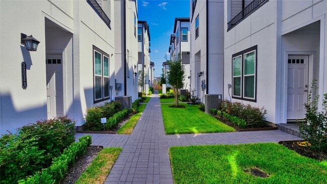 Building Photo - 2720 Grand Fountains Dr