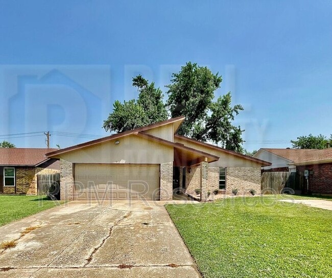 Building Photo - 913 Clear Creek