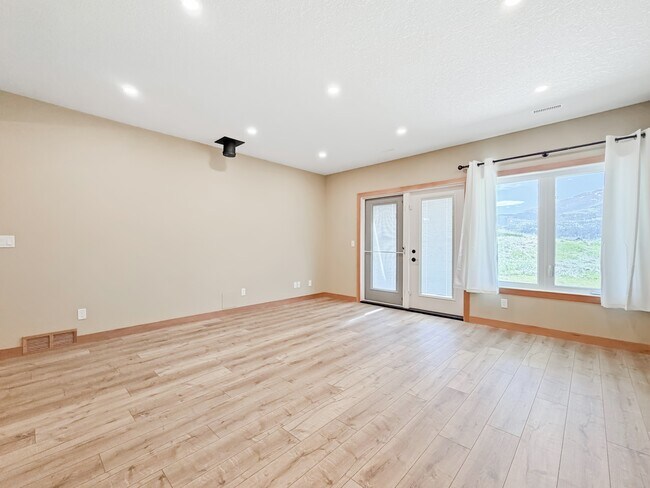 Photo - 2925-2214 214 St