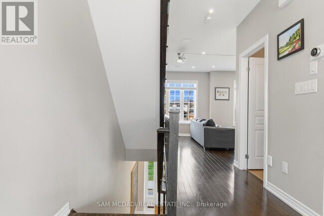 Photo - 215 Dundas St E