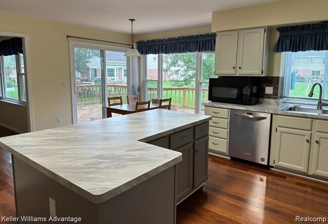 Photo - 45655 Larchmont Dr