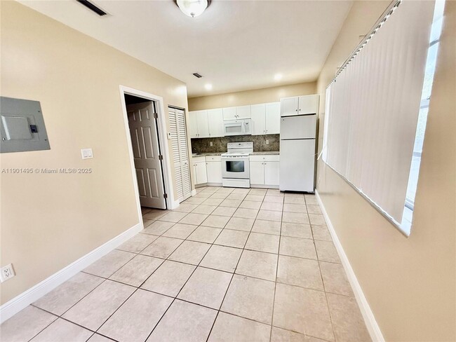Building Photo - 214 Salamanca Ave Unit 8