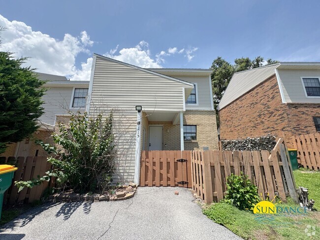 Building Photo - Updated 2-Bedroom Townhome in Portofino Co...