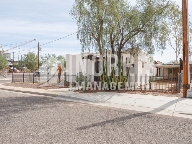 Photo - 225 E Aguilar St