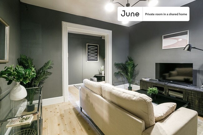 Room in Shared 5 bed/1 bath home in Hell's Kitchen