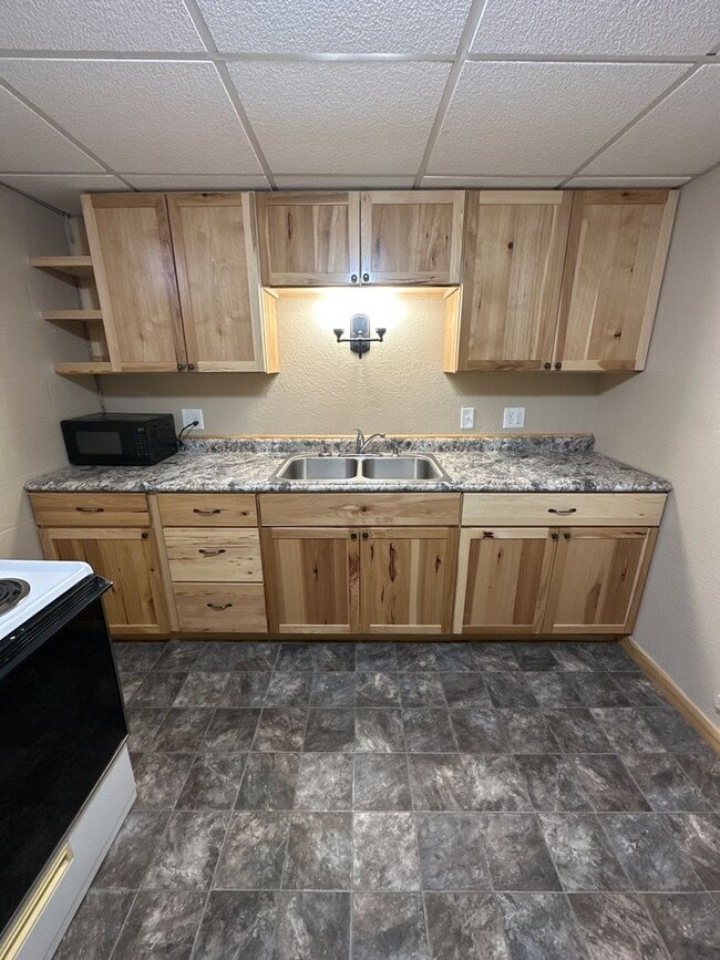 Building Photo - EZ - 202 Triplex Unit B