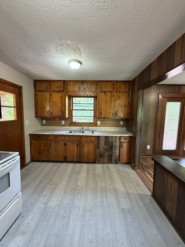 Photo - 317 Sunhill Rd NW